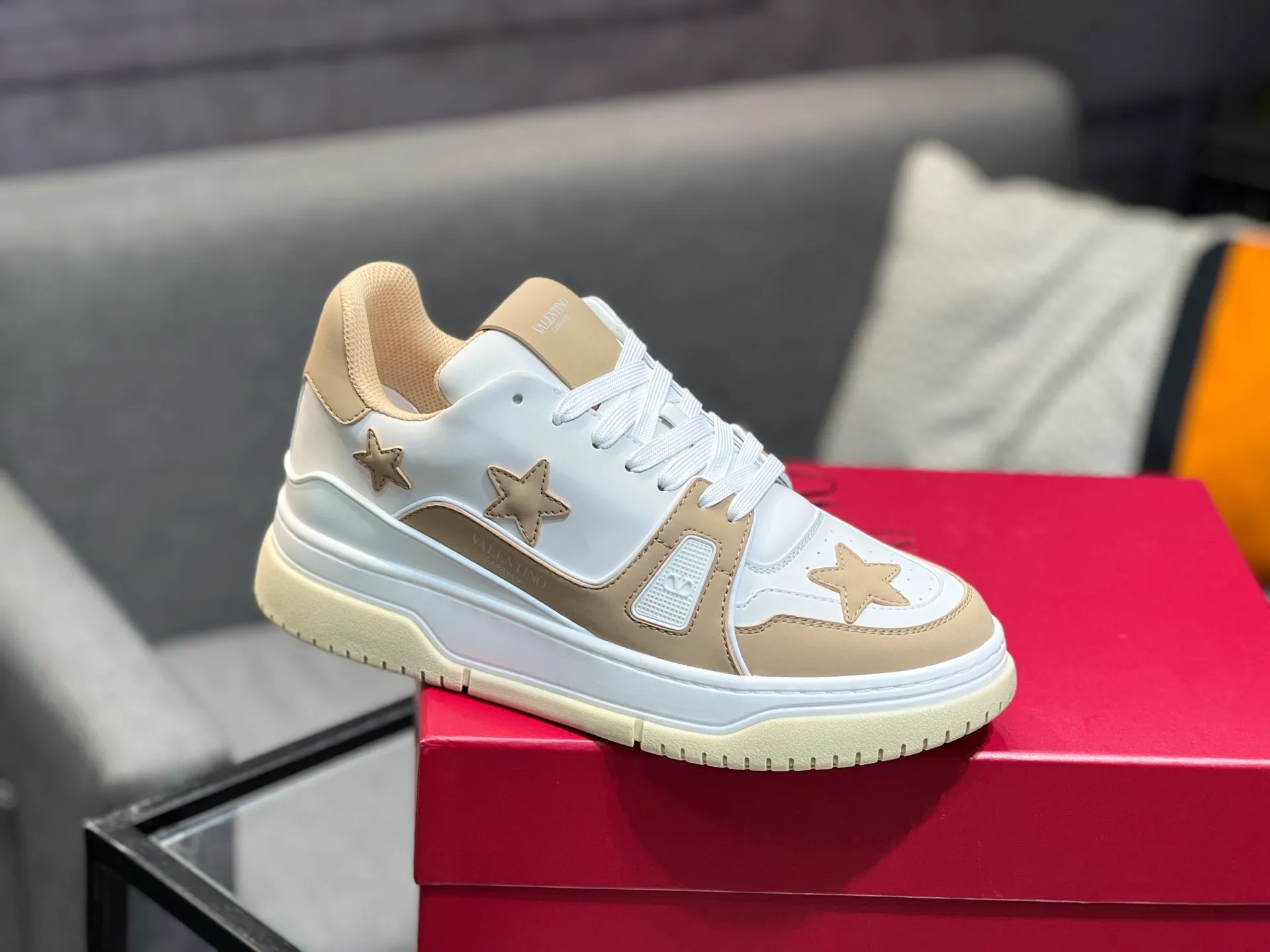 Men's Men's Shoes 💰660 Valentino 2023 early autumn new star shoes are now online! Wang Hedi and Ren Jialun have been worn by many celebrities. Who can refuse the same couple shoes as Wang Hedi! The design of Stars Stab My Heart is cool and spicy. The material of the shoes is cowhide, and every color is beautiful! Size 35-40, men’s size 39-44 (women’s 41, men’s 38, 45🉑️customized)